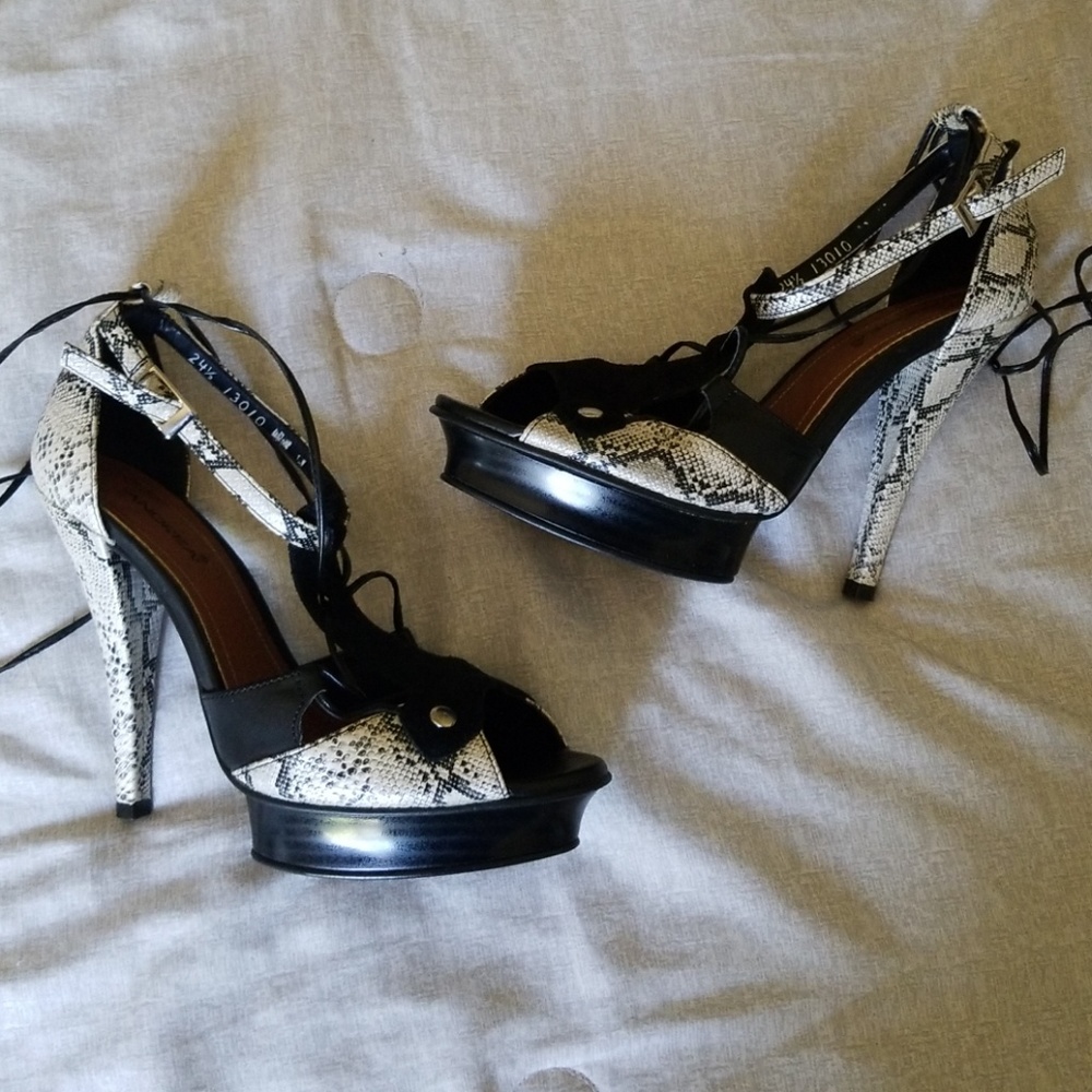 Andrea's high heals - Picture 4 of 5